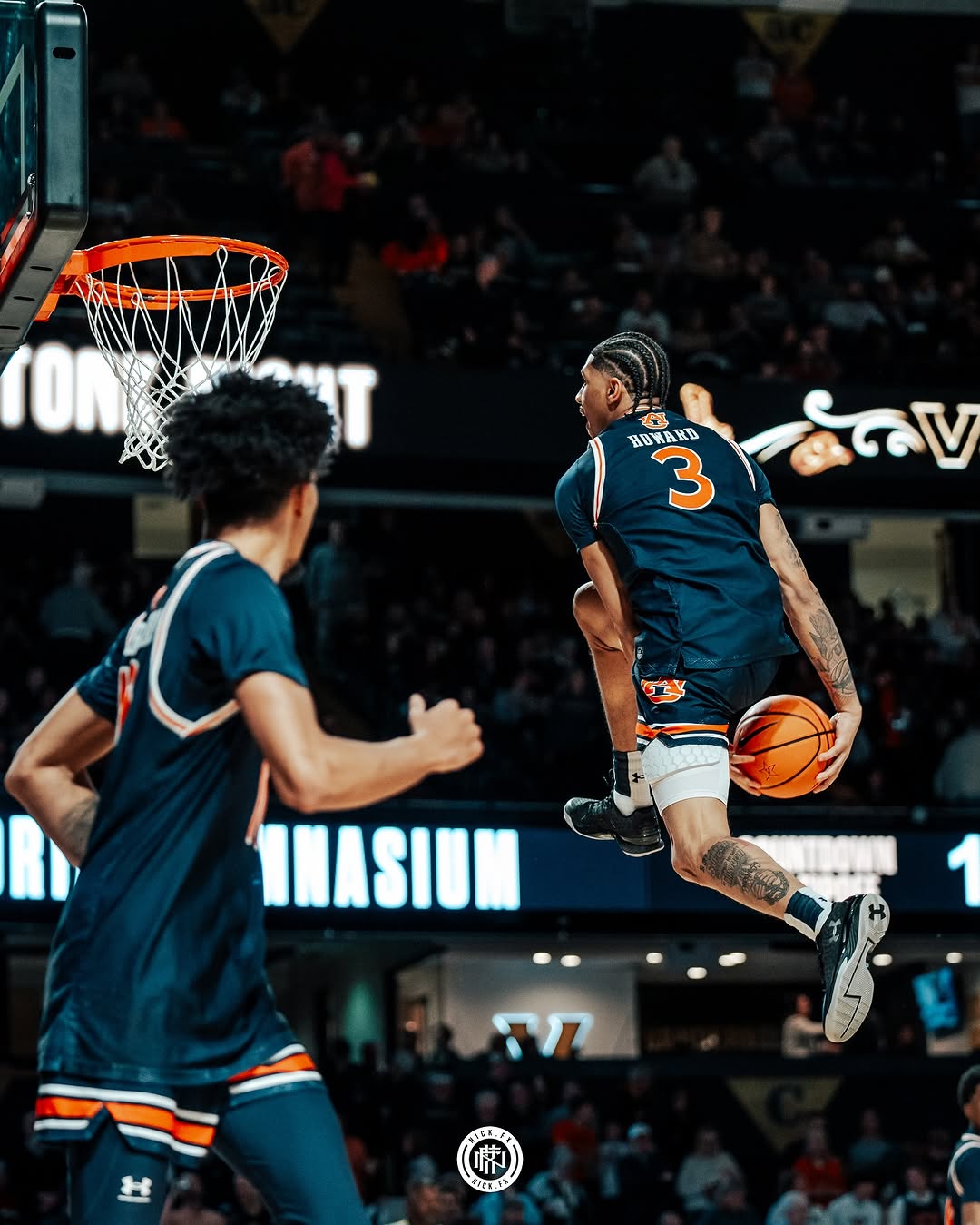 Auburn basketball player reverse layup